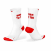 Calcetines deportivos blancos con detalles rojos y la frase Born To Tri, diseñados para triatlón, running y ciclismo