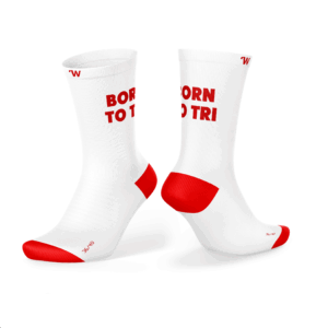 Calcetines deportivos blancos con detalles rojos y la frase Born To Tri, diseñados para triatlón, running y ciclismo